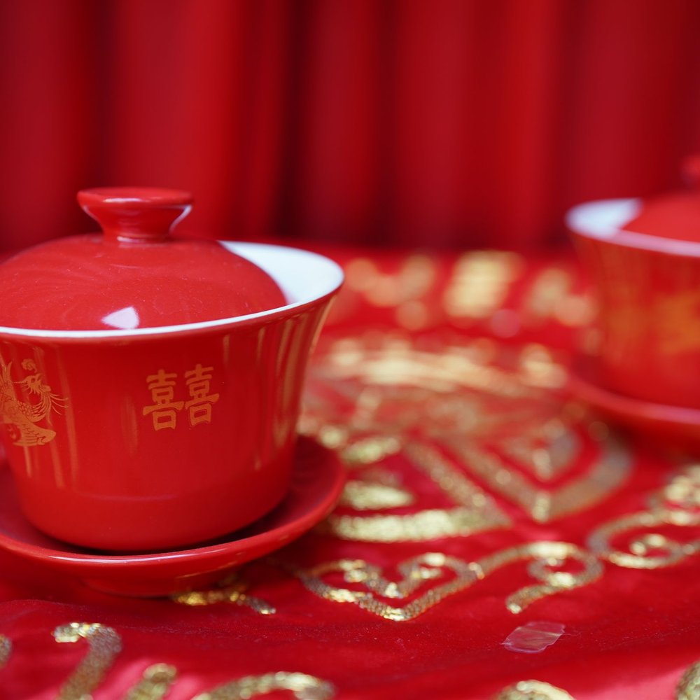 Chén trà đỏ in chữ Hỷ