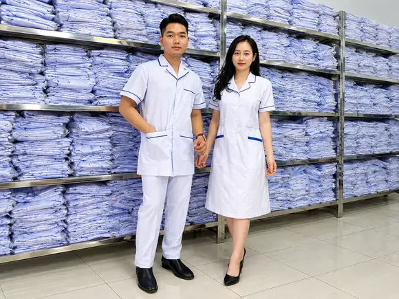 May đồng phục y tế